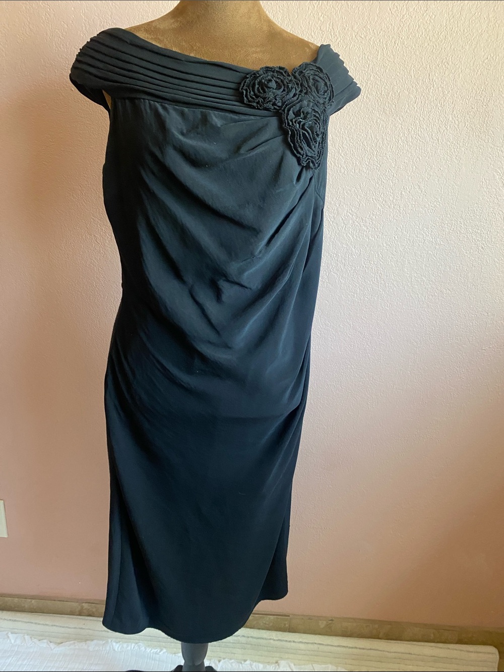ADRIANA PAPELL Elegant Black Off-Shoulder Floral Detail Dress